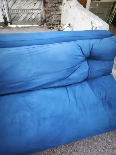 Sofá azul estilo moderno - miniatura 1