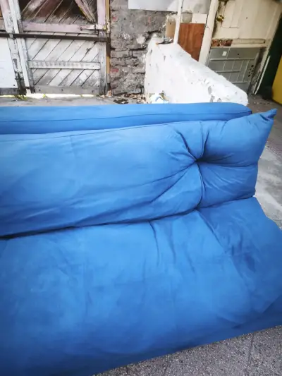 Sofá azul estilo moderno - miniatura 2