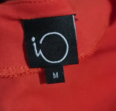 Blusa roja sin mangas - miniatura 3