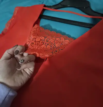 Blusa roja sin mangas - miniatura 4