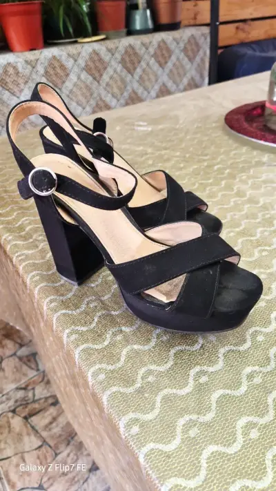 Sandalias negras de taco alto 37 - miniatura 2