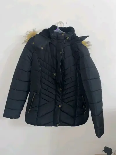 Chaqueta negra con capucha y pelaje - miniatura 1