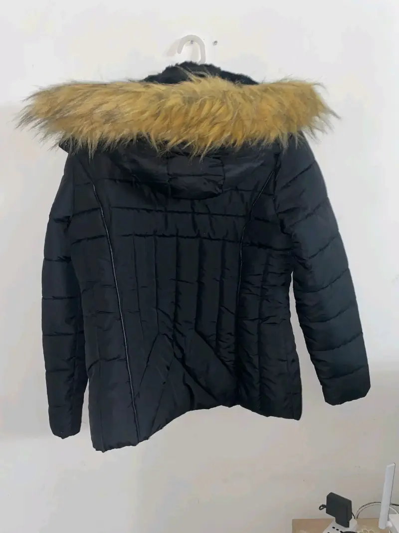 Chaqueta negra con capucha y pelaje - 2