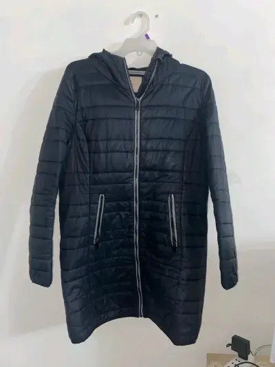 Parka negra acolchada con capucha - miniatura 1