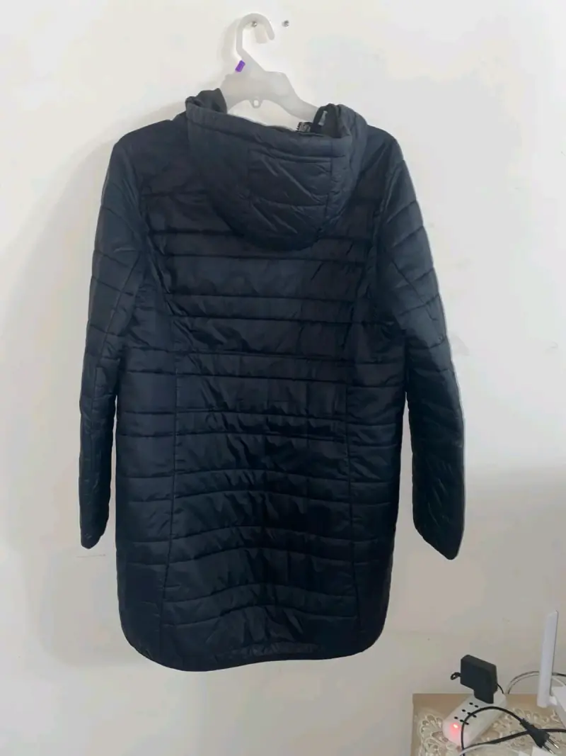 Parka negra acolchada con capucha - 2