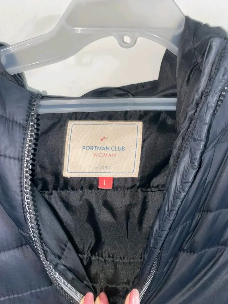 Parka negra acolchada con capucha - 3