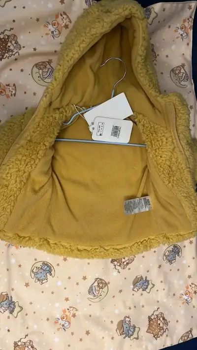 Chaqueta amarilla de bebé - miniatura 5