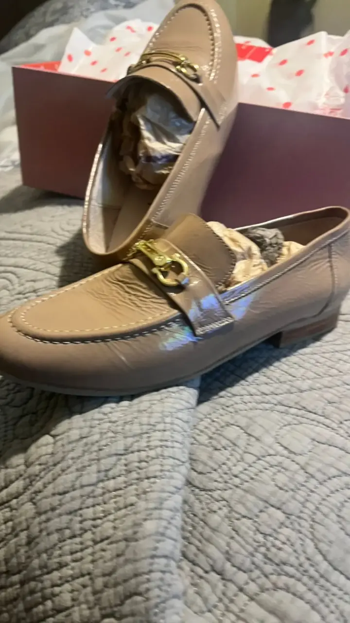 Mocasines beige con herrajes dorados - 1