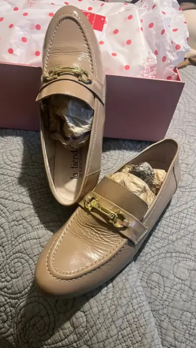 Mocasines beige con herrajes dorados - miniatura 2
