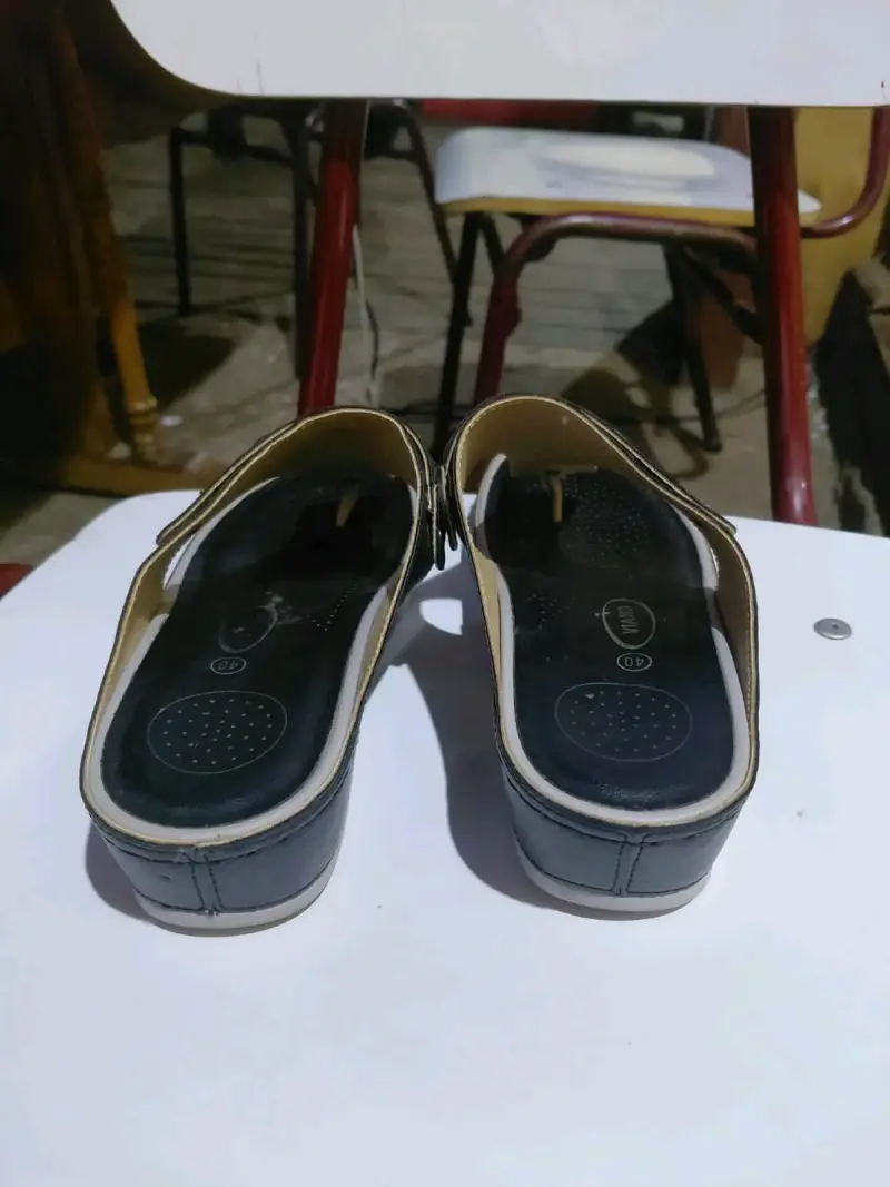 Sandalias negras de cuero - 2