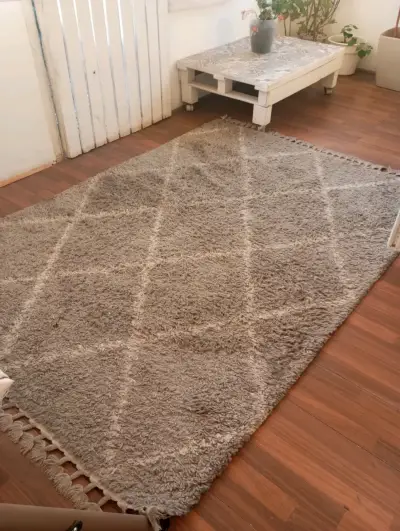 Alfombra grande gris claro estilo bohemio - miniatura 1