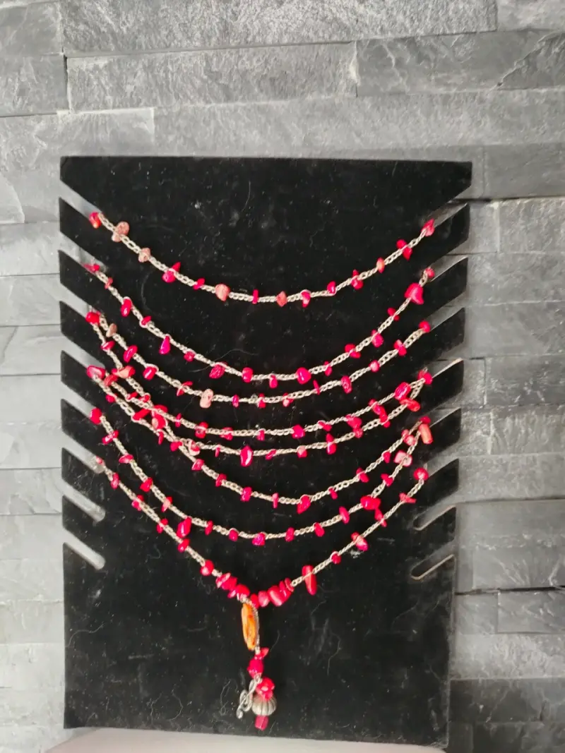 Collar rojo de piedras naturales decorativas - 1