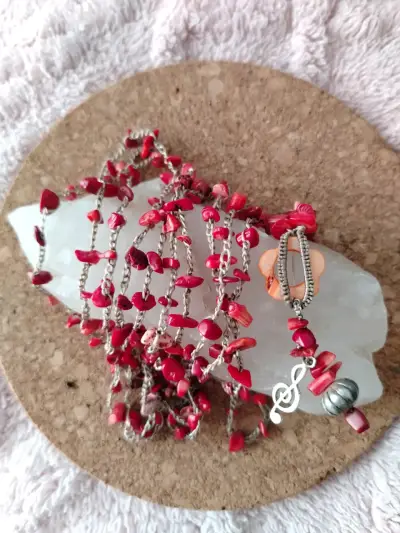 Collar  rojo de piedras naturales decorativas - miniatura 2