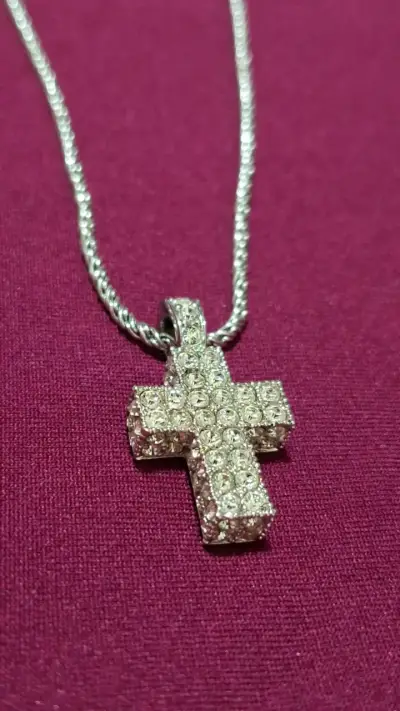 Collar con colgante de cruz Swarovski - miniatura 2