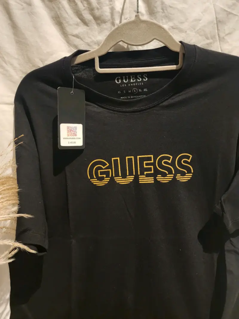 Polera Guess negra estampada y AX - 1