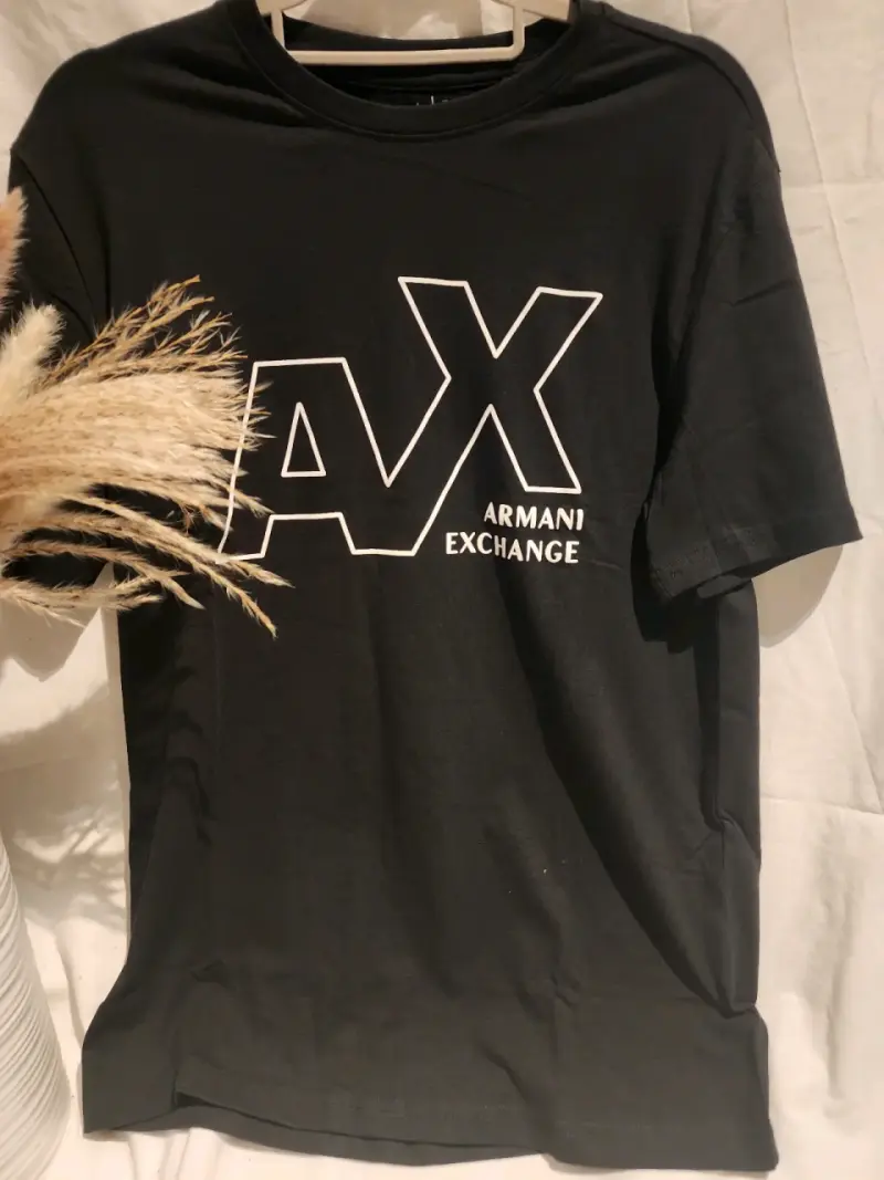 Polera Guess negra estampada y AX - 4