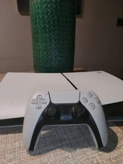 Consola de videojuegos con control - miniatura 1