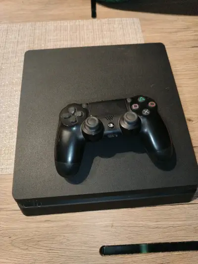 Consola de videojuegos negra con control - miniatura 1