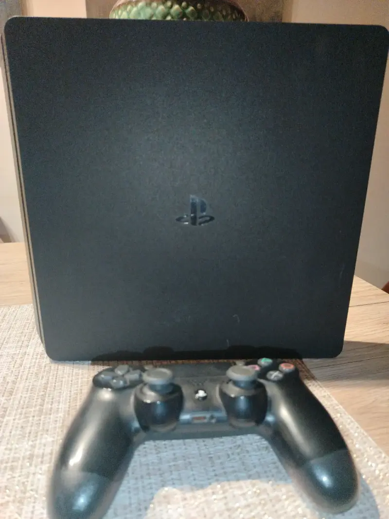 Consola de videojuegos negra con control - 2