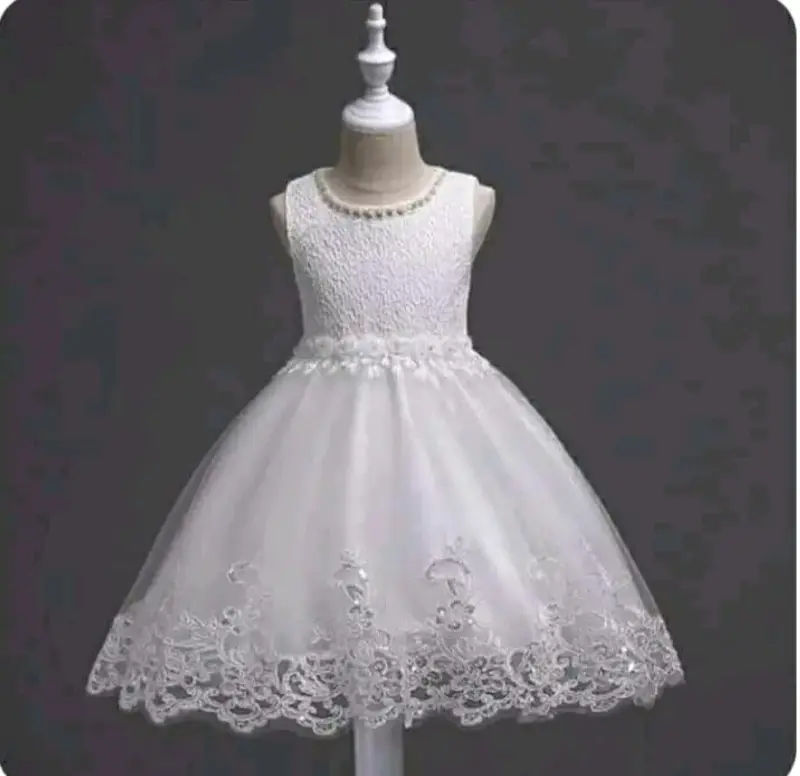 Vestido de niña blanco elegante - 1