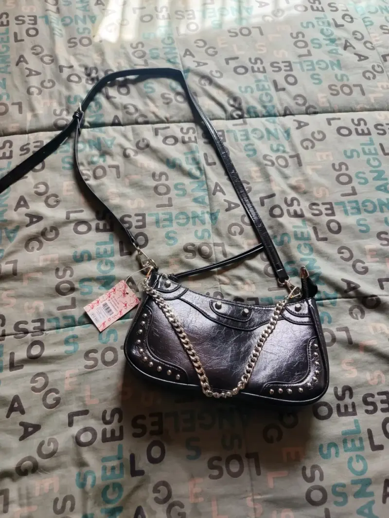 Cartera negra con cadena metálica
