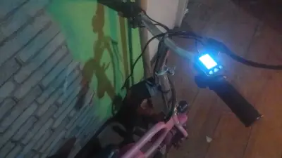 escuter eléctrica rosada - miniatura 1