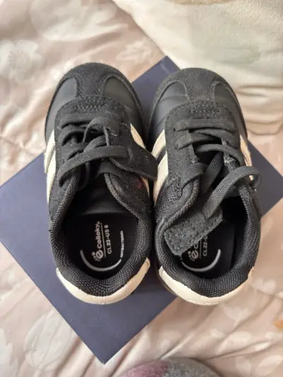 Zapatillas negras para niño - miniatura 3