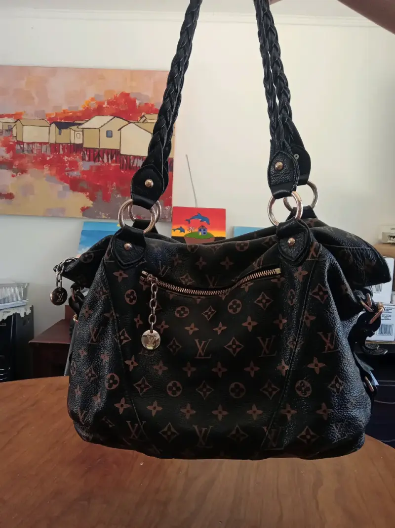 Cartera negra con estampado LV - 1