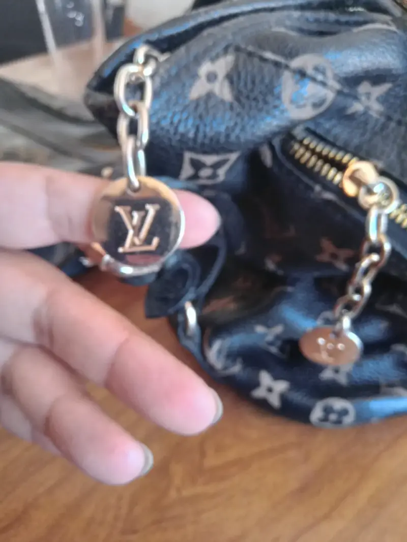 Cartera negra con estampado LV - 4
