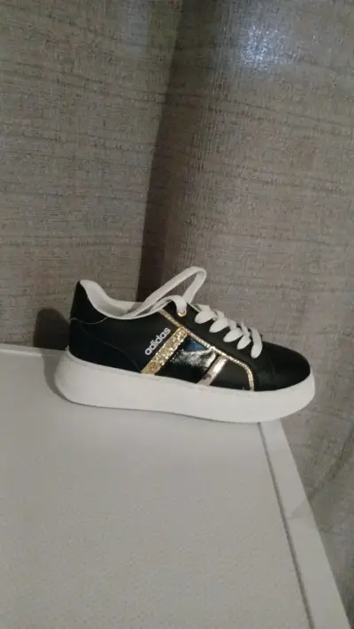 Zapatilla deportiva negra con dorado - miniatura 1