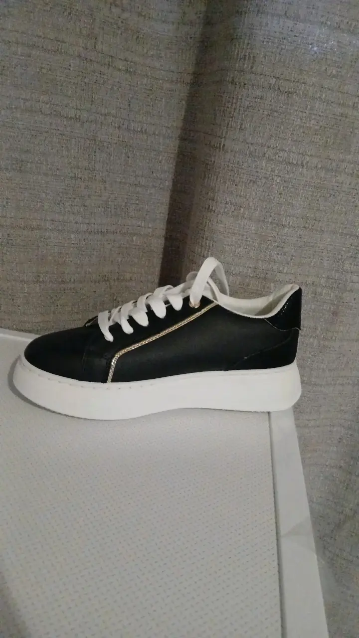 Zapatilla deportiva negra con dorado - 2