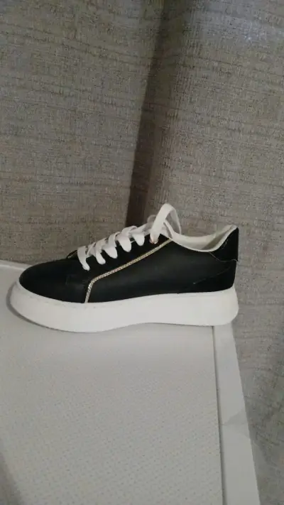 Zapatilla deportiva negra con dorado - miniatura 2