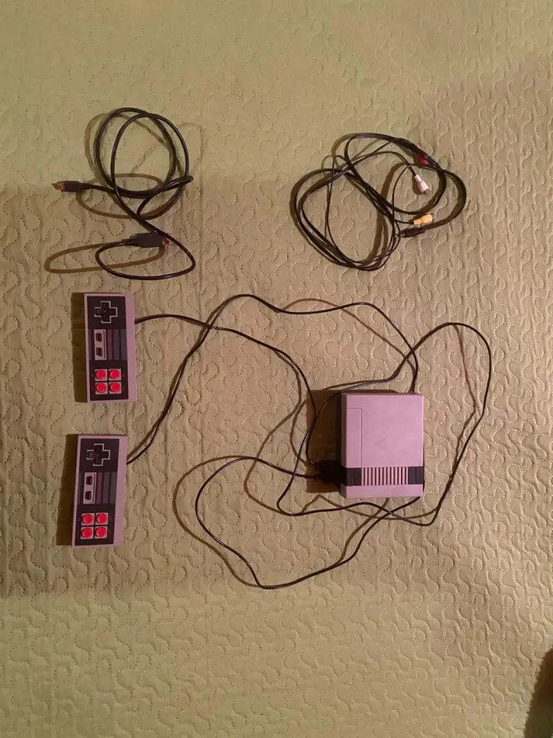 Consola de videojuegos retro con controles - 1