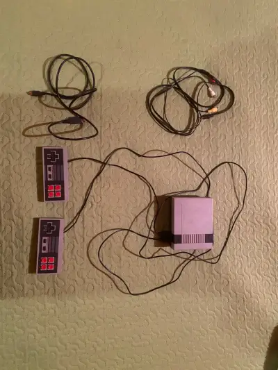 Consola de videojuegos retro con controles - miniatura 1