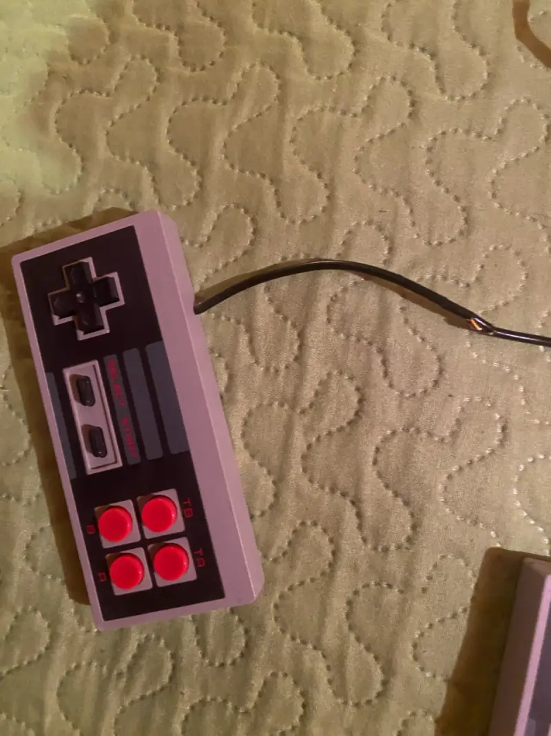 Consola de videojuegos retro con controles - 2