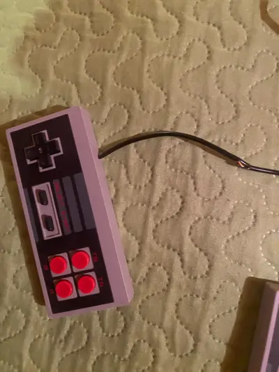 Consola de videojuegos retro con controles - miniatura 2