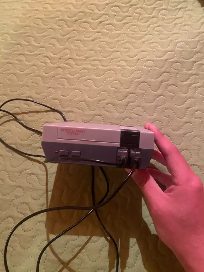 Consola de videojuegos retro con controles - 3