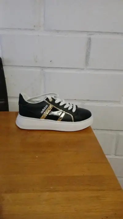 Zapatillas negras con dorado - miniatura 1