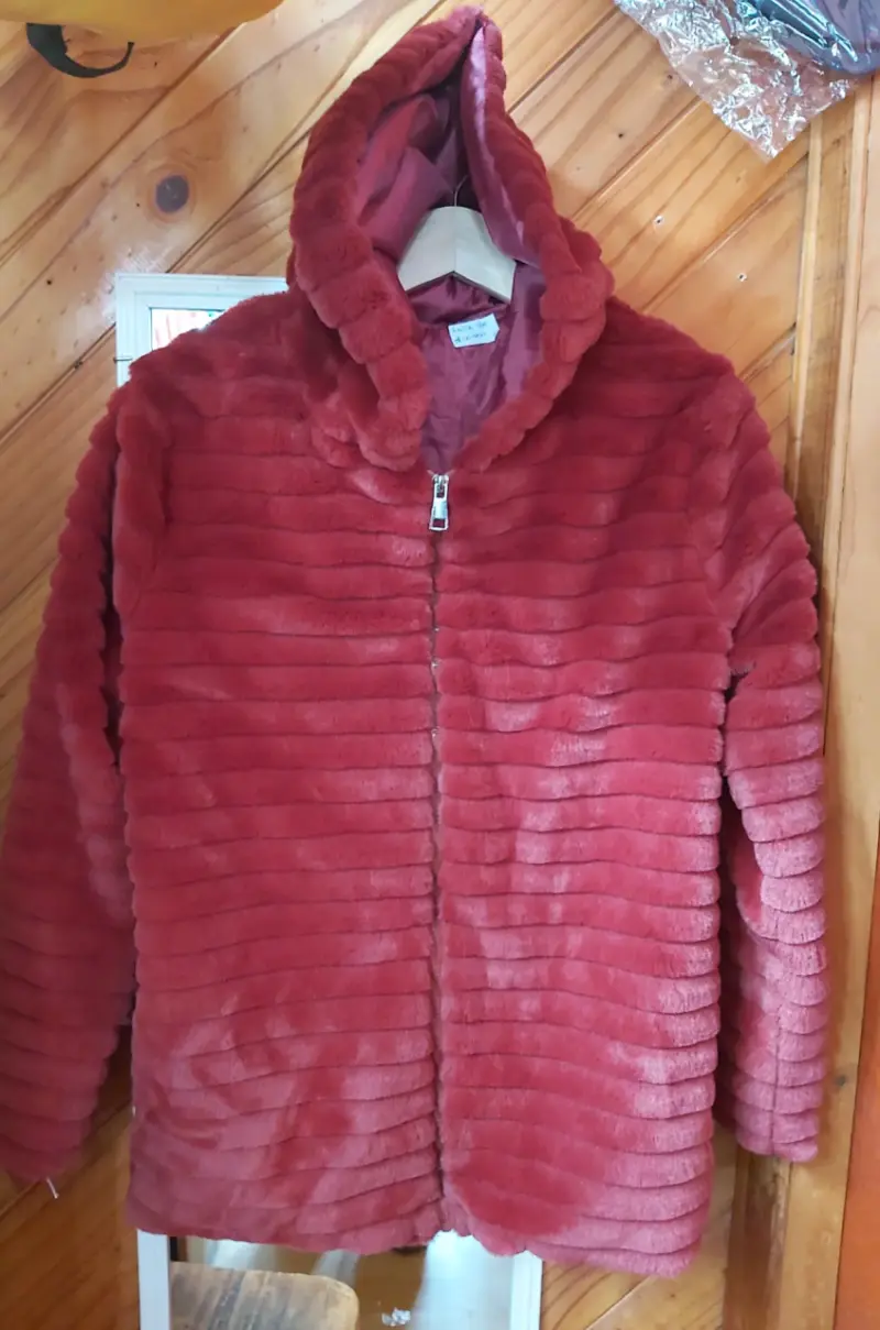 Chaqueta de felpa roja con capucha