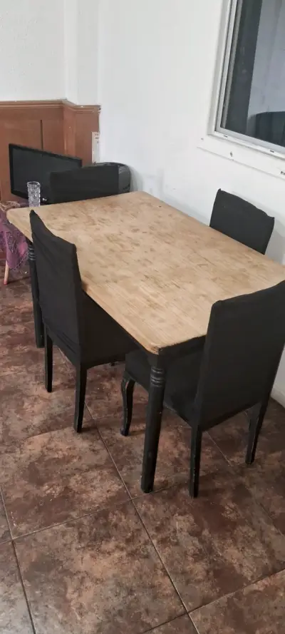 Mesa de comedor con sillas - miniatura 2