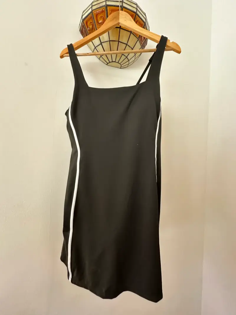 Vestido negro deportivo - 1