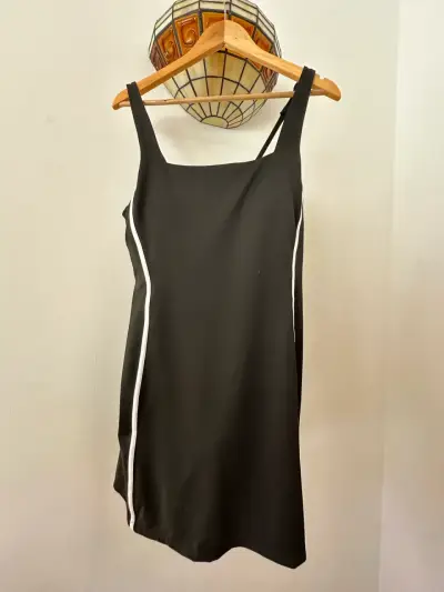 Vestido negro deportivo - miniatura 1