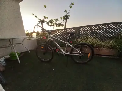 Bicicleta montaña blanca y negra - miniatura 1