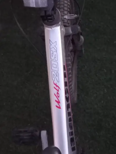 Bicicleta montaña blanca y negra - miniatura 3