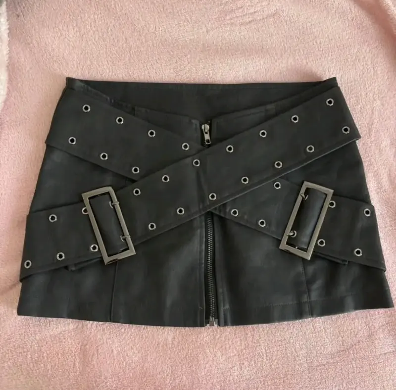 Minifalda negra con hebillas - 1