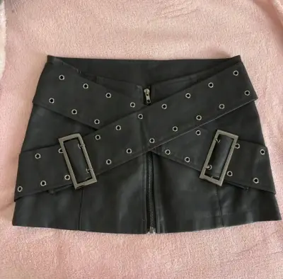 Minifalda negra con hebillas - miniatura 1