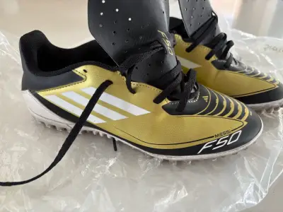 Zapatos fútbol Adidas Messi F50 dorados - miniatura 1