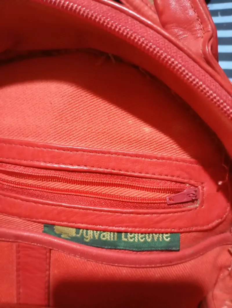 Bolso rojo de cuero