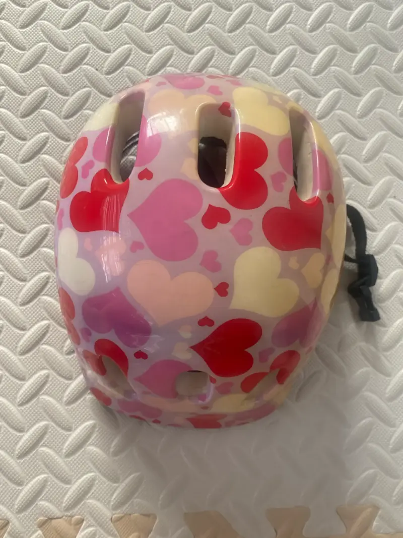 Casco infantil con corazones - 1