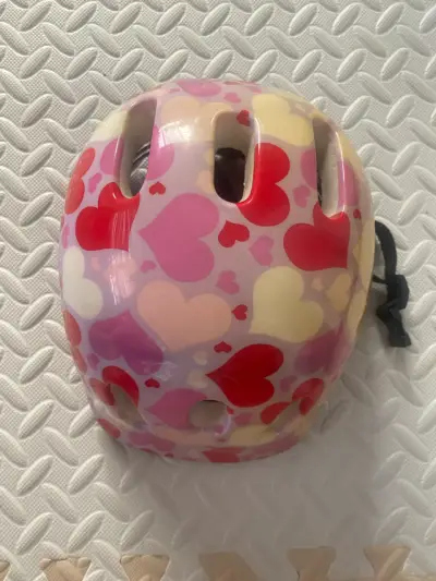Casco infantil con corazones - miniatura 1